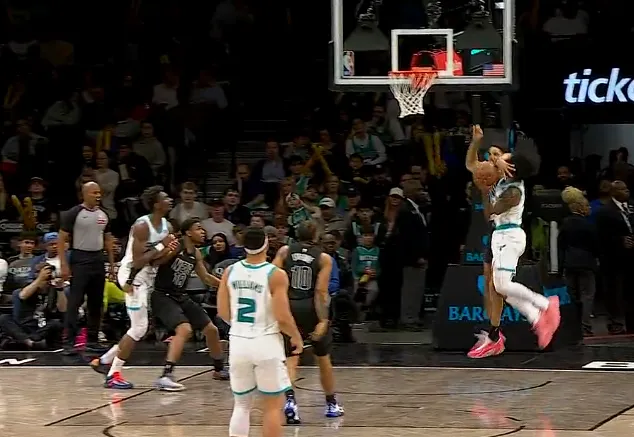 米诺特防守下压直接打到怀特面部，裁判回看吹罚一级恶意